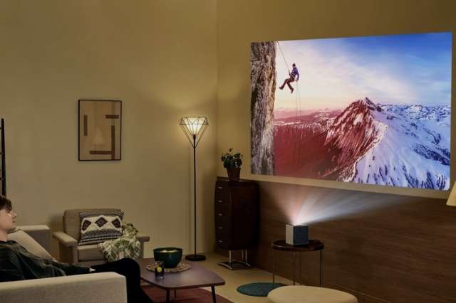 LG CineBeam S — ультракороткофокусный проектор в компактном корпусе